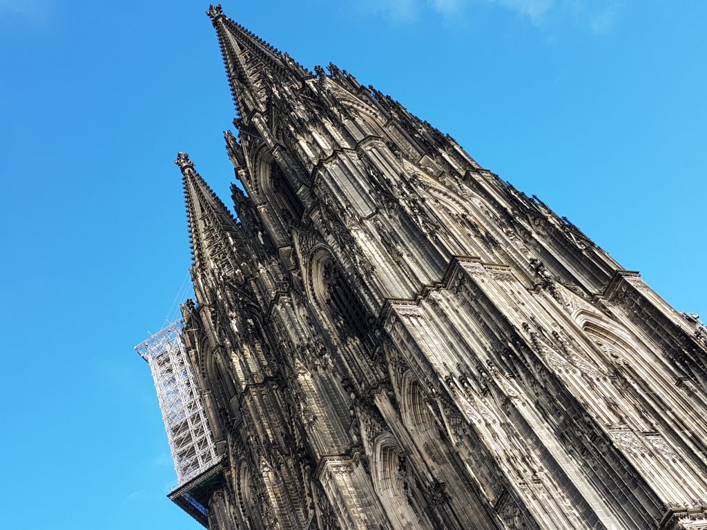 Der Kölner Dom vor blauem Himmel